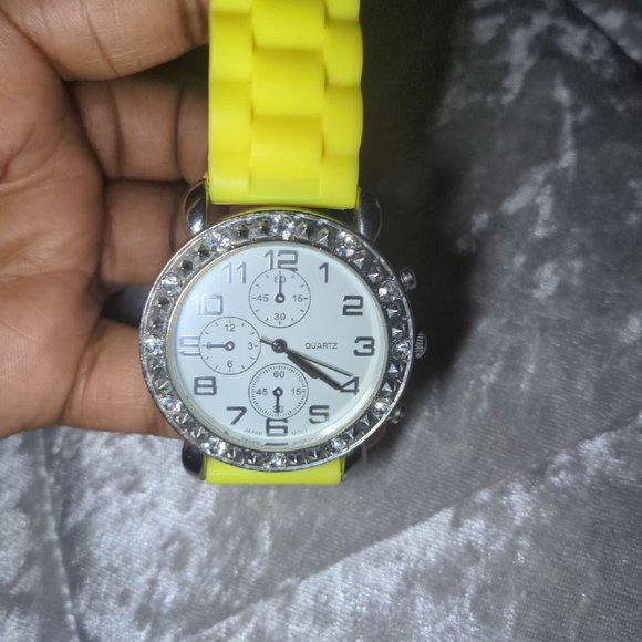 WOMEN\'S YELLOW BEZEL SILICONE YELLOW WATCH (DO NOT COME WITH BATTERIES) main image 11